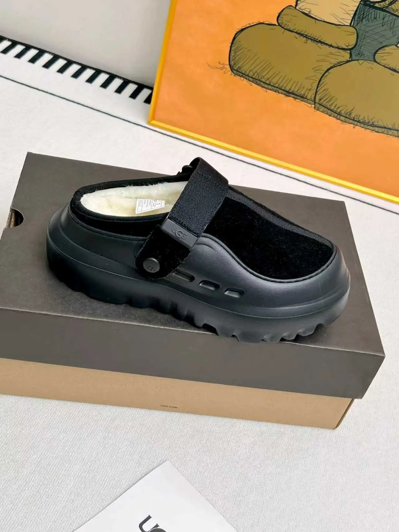 p500🐮🐮 (same style for men and women) UGG 2025 new small potato, half drag and one kick to unlock the relaxed feeling, lightweight and thin sole, always light and fashionable, casually stepping out of the new style, it feels very UGG, classic suede with soft wool lining insole, rubber foam outsole, hot stamped logo ✅Color: bright green, bright yellow, maroon, black ✅Number of codes: 35 to 45 (synchronized with the official website)
